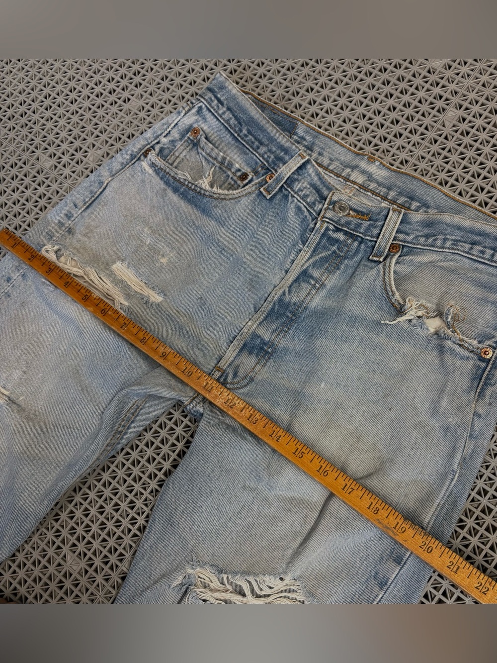 Vintage Levi's 501 Light Wash Distressed Button-Fly Blue Jeans Y2K - Picture 9 of 16